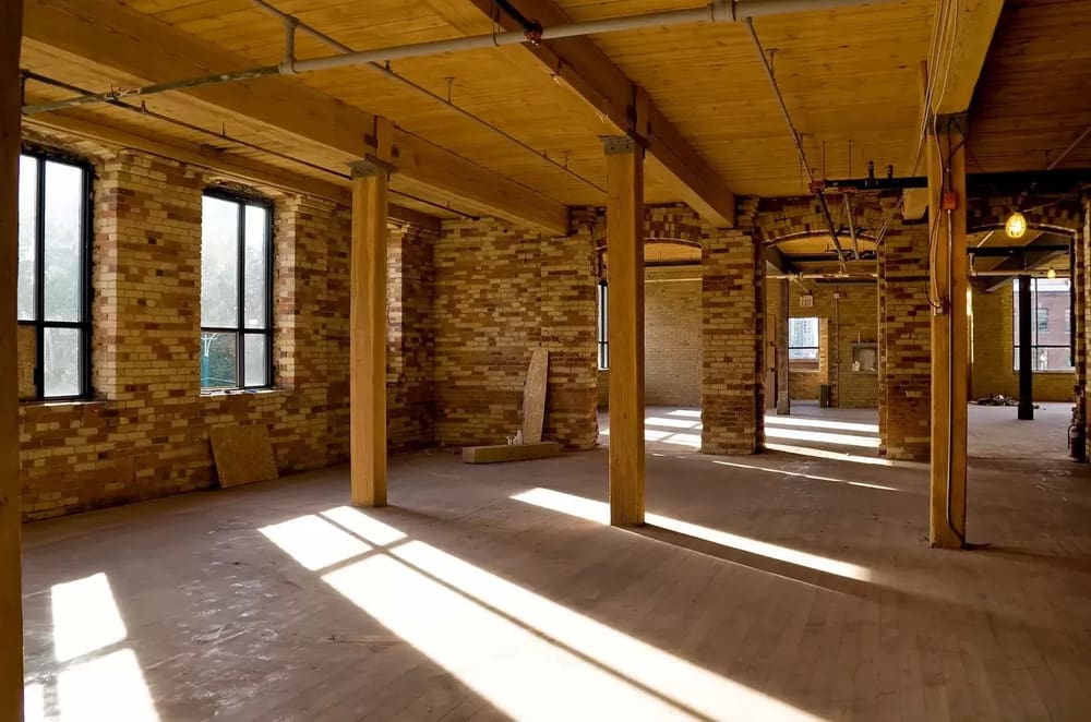 A room with many wooden pillars and windows